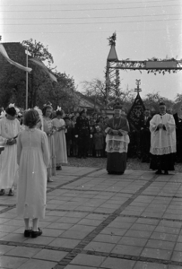 20-597 Inzegening en inwijding van de nieuwe rooms katholieke kerk door mgr. Mutsaers, bisschop van het bisdom ...