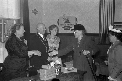 4-1699 Dertigjarig ambtsjubileum als burgemeester van A.A.J. van Erp: felicitaties in café-restaurant De Roode Leeuw