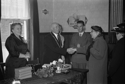 4-1712 Dertigjarig ambtsjubileum als burgemeester van A.A.J. van Erp: felicitaties in café-restaurant De Roode Leeuw