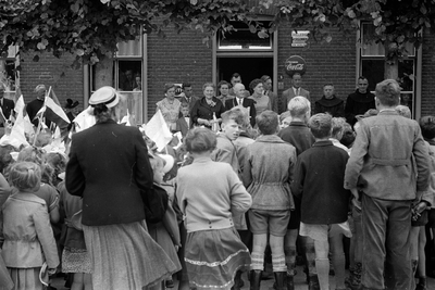 4-1724 Dertigjarig ambtsjubileum als burgemeester van A.A.J. van Erp: felicitaties in café-restaurant De Roode Leeuw