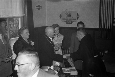 4-1727 Dertigjarig ambtsjubileum als burgemeester van A.A.J. van Erp: felicitaties in café-restaurant De Roode Leeuw