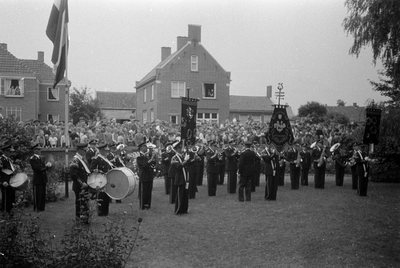 4-1740 Presentatie uniformen fanfare Sint Caecilia in de tuin bij de burgemeesterswoning.