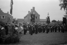 4-1756 Presentatie uniformen fanfare Sint Caecilia in de tuin bij de burgemeesterswoning.