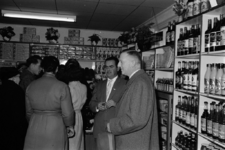 16-382 Opening bakkerswinkel van de familie Smits