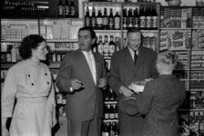 16-386 Opening bakkerswinkel van de familie Smits