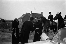 4-1980 Inhalen neomisten paters Van Zeelst en pater Van Hemert