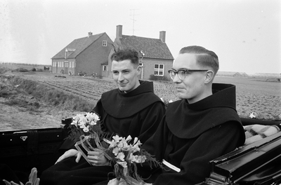 4-1987 Inhalen neomisten paters Van Zeelst en pater Van Hemert