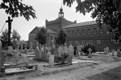 20-625 katholieke kerk met begraafplaats