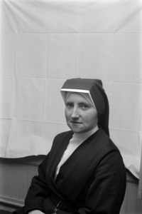 20-600 Portret van een zuster