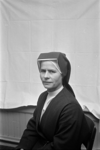 20-605 Portret van een zuster