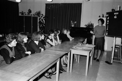 14-2000 katholieke huishoudschool Derde van links Riek van Liempt