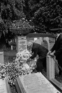 5000161_00001 Kranslegging bij de graven van de familie Philips op de Algemene begraafplaats aan de Bosschepoort, bij ...