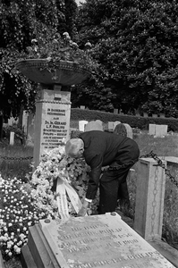 22-8936 Kranslegging bij de graven van de familie Philips op de Algemene begraafplaats aan de Bosschepoort, bij ...
