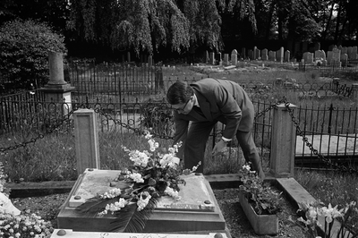 22-8937 Kranslegging bij de graven van de familie Philips op de Algemene begraafplaats aan de Bosschepoort, bij ...