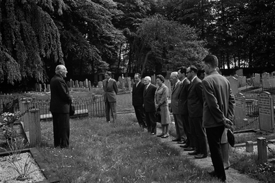 22-8939 Kranslegging bij de graven van de familie Philips op de Algemene begraafplaats aan de Bosschepoort, bij ...