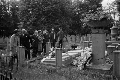 22-8942 Kranslegging bij de graven van de familie Philips op de Algemene begraafplaats aan de Bosschepoort, bij ...