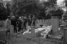 22-8942 Kranslegging bij de graven van de familie Philips op de Algemene begraafplaats aan de Bosschepoort, bij ...