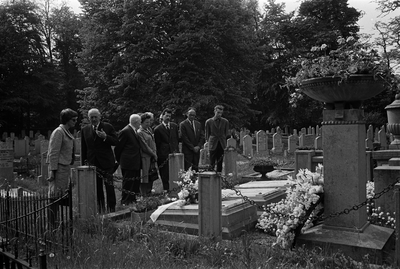 22-8943 Kranslegging bij de graven van de familie Philips op de Algemene begraafplaats aan de Bosschepoort, bij ...