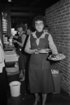 7-332 Opnamen met mevrouw Van der Kaay bij wegrestaurant De Lucht, voor een actie van de voedingsbond FNV