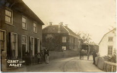 2-10004 Straatgezicht met paard en kar bakker Doruiter