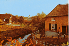 2-10023 Dorpsgezicht met op de achtergrond de hervormde kerk