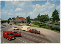 7-10058 Motel, café en restaurant De Lucht met op de parkeerplaats onder andere een auto met caravan