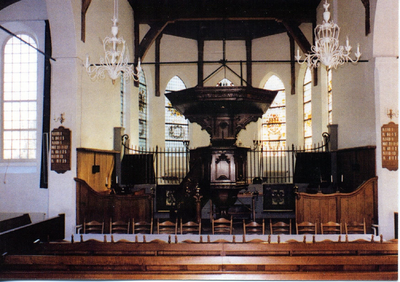 6-10085 Interieur hervormde kerk met preekstoel