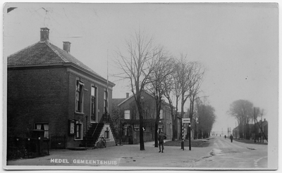 10-10003 Zicht richting Blankensteijn. Links het in 1882 gebouwde gemeentehuis van Hedel op de hoek met de Dreef. Op de ...
