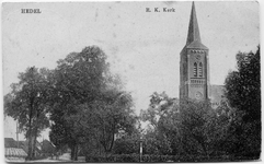 10-10022 Zicht ter hoogte van de neogothische katholieke kerk (rechts). De kerk is in 1879 gebouwd in opdracht van ...
