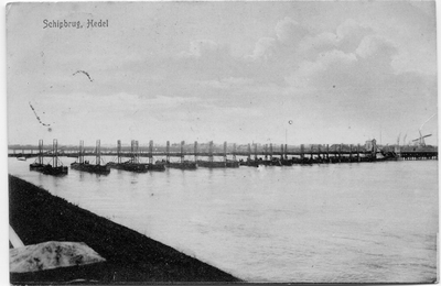 10-10023 Schipbrug gezien vanaf de richting van Crevecoeur. Aan de Hedelse zijde is op de Molendijk de molen te zien.