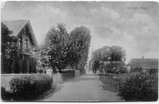 10-10040 Zicht in de richting van de Hervormde kerk. Links is de de dokterwoning te zien, waar huisarts Reidt woonde en ...
