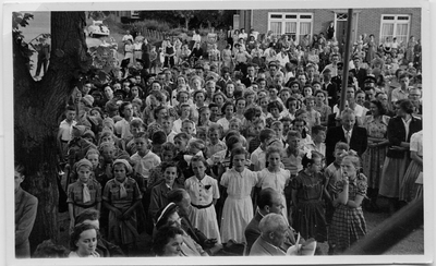 10-10049 Afscheid burgemeester J. Roseboom. Foto gemaakt vanaf het bordes van het oude gemeentehuis. Met vooraan, 2e ...