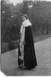 10-10050 Catharina Maria Moonen (geb. Ammerzoden 26-10-1899, overleden 27-5-1979) als Koningin Wilhelmina verkleed ...