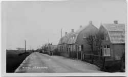 10-10057 Zicht vanuit de richting van de Stationsweg. Dit gedeelte van de Maasdijk werd vroeger Uilenburg genoemd. Van ...