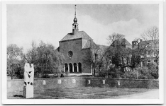 10-10061 katholieke kerk met op de voorgrond het Bommelerwaards oorlogsmonument op de hoek van de Voorstraat en de ...