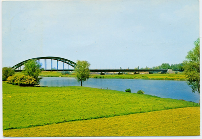 10-10079 Zicht op de verkeersbrug over de Maas.
