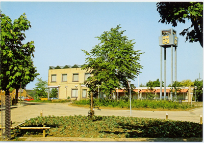 10-10086 Gemeentehuis met carillon op de hoek van de Voorstraat en de Korenstraat (links), geopend in 1969.