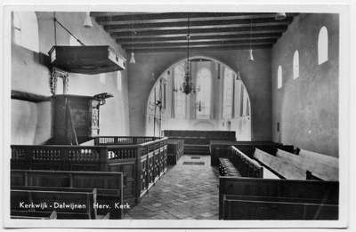15-10017 Interieur hervormde kerk met preekstoel