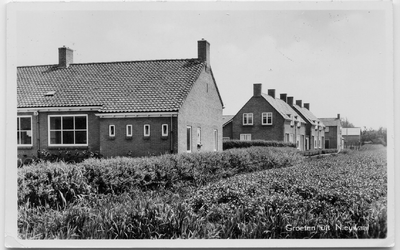 17-10026 Links de School met den Bijbel, met woningen aan de latere Hoefstraat, nog met vrij zicht op de polder