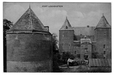 18-10123 Slot Loevestein, vooraanzicht met kruittoren, fort, met militairen