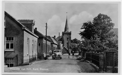 19-10012 Op de achtergrond de hervormde kerk