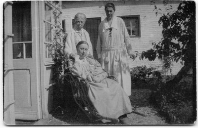 19-10022 Drie dames bij de serre in de tuin van notaris Van Dam in Rossum. In de stoel Julie van Pallandt, met haar ...
