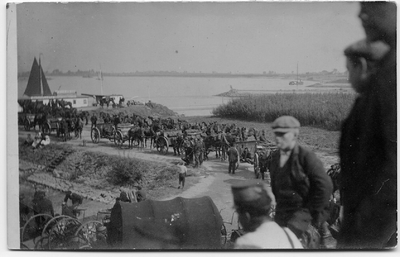 19-10027 Manoeuvres van soldaten met artillerie