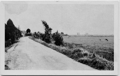 19-10028 Op de achtergrond de toren van de hervormde kerk en de sluizen van Sint Andries