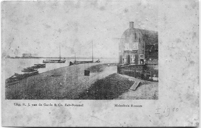 19-10034 Café De Gouden Molen, molenhuis, met boten op de rivier