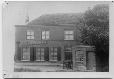 19-10039 Café de Gouden Molen met weegbrug voor de brand van 1934