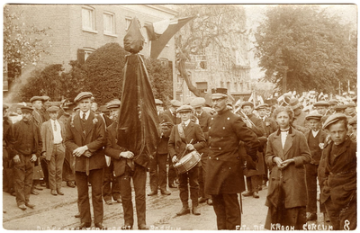 19-10123 Burgemeestersfeest, muziekgezelschap, de fanfare van Ammerzoden, in de straat met omwikkeld vaandel. Voorop ...