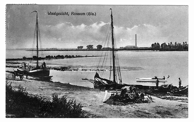 19-10149 Riviergezicht Vrachtboten met zand en grind aan losplaats Den Bol. Links de vrachtboot van Hoogmoed, rechts ...