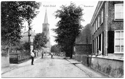 20-10014 Straatgezicht, Op de voorgrond met hoed, Willem van Doremaele. Rechts de woning van de familie Van der Laar, ...