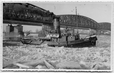 22-10011 IJsbreker Siberië op de Waal net voorbij de bruggen